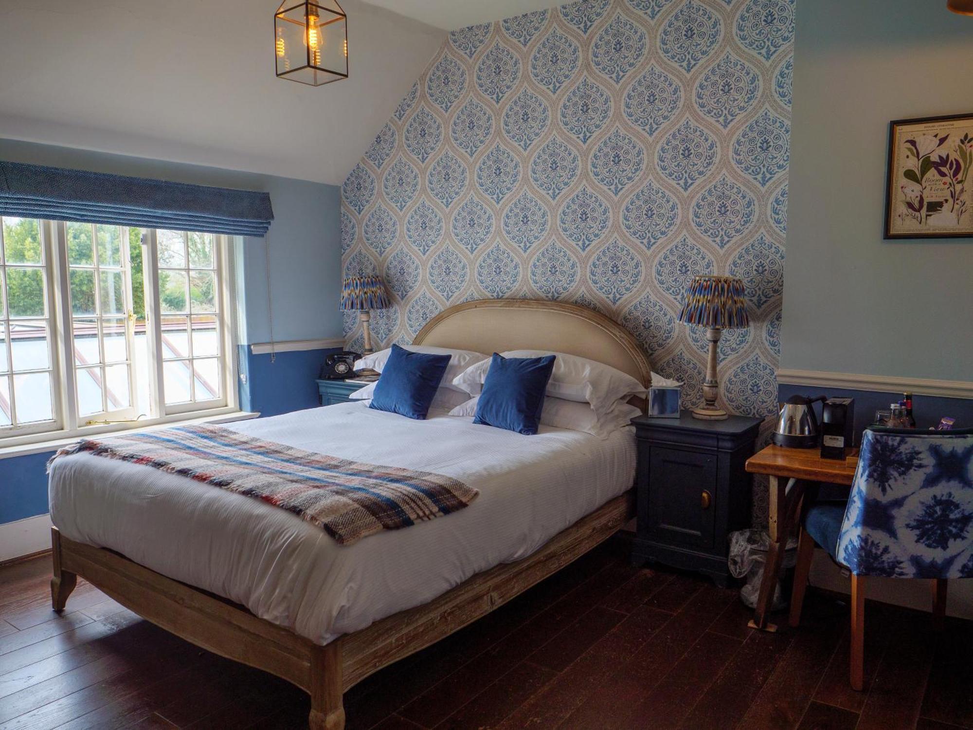 Hinds Head Hotel Aldermaston Eksteriør billede