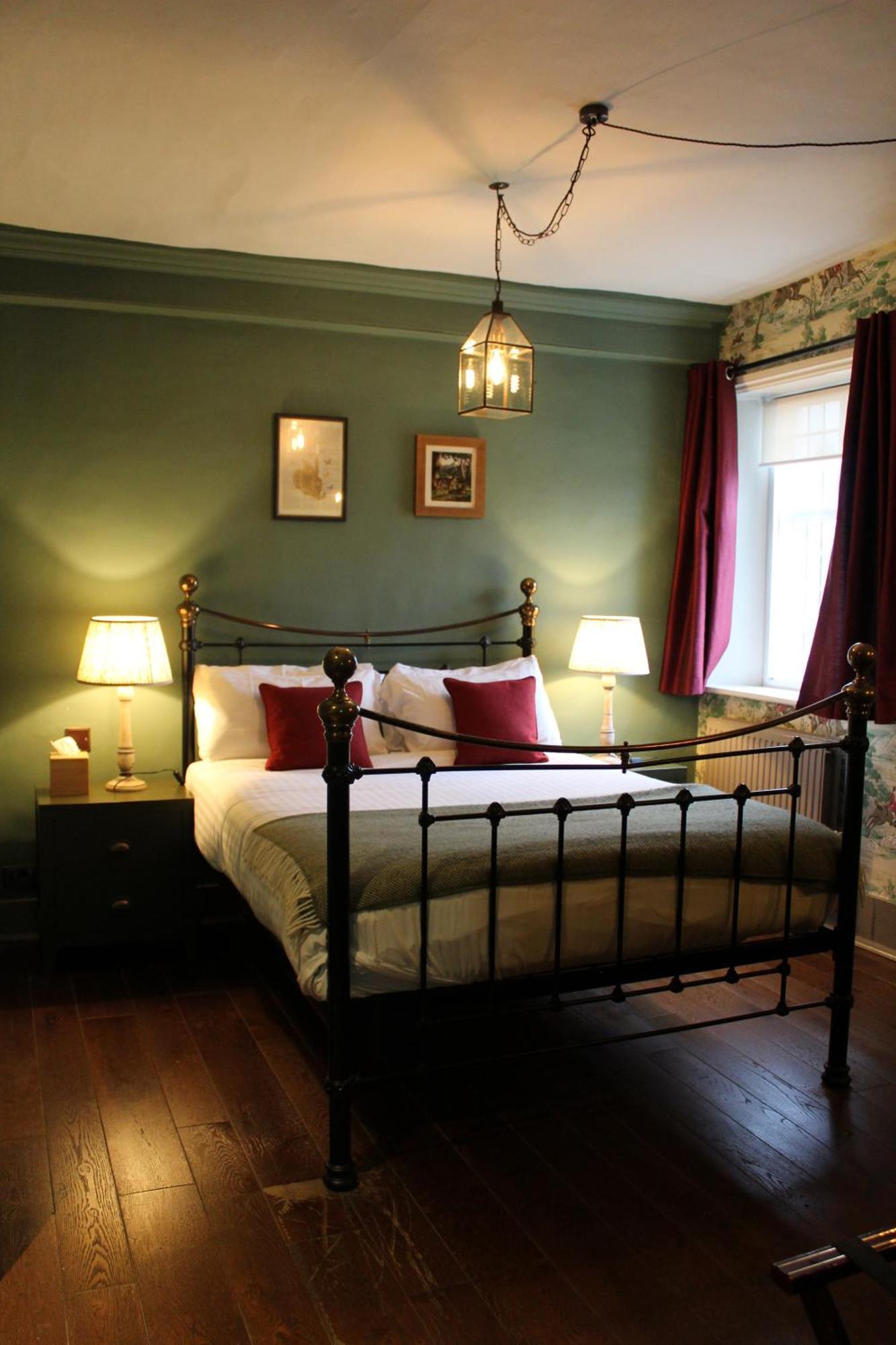 Hinds Head Hotel Aldermaston Eksteriør billede