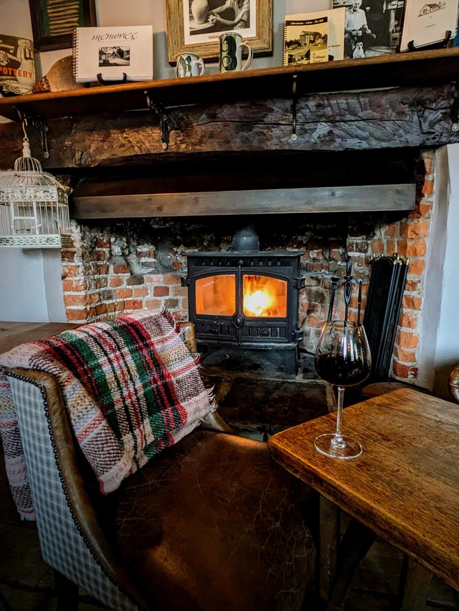 Hinds Head Hotel Aldermaston Eksteriør billede