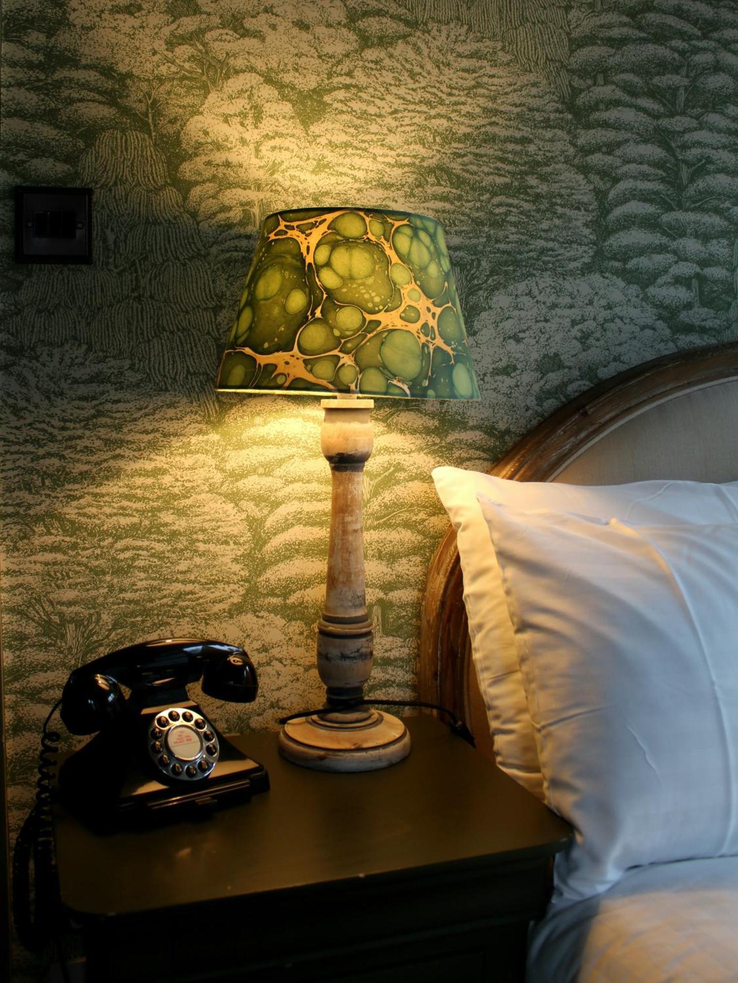 Hinds Head Hotel Aldermaston Eksteriør billede