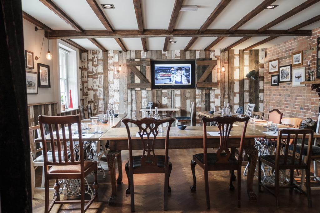 Hinds Head Hotel Aldermaston Eksteriør billede