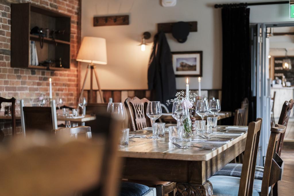 Hinds Head Hotel Aldermaston Eksteriør billede