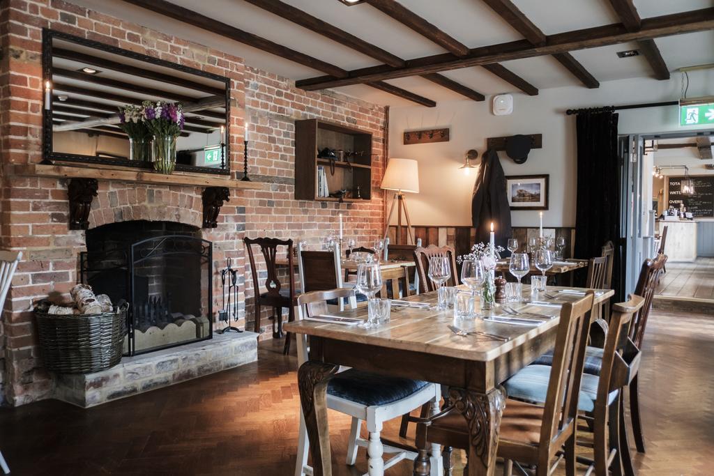Hinds Head Hotel Aldermaston Eksteriør billede