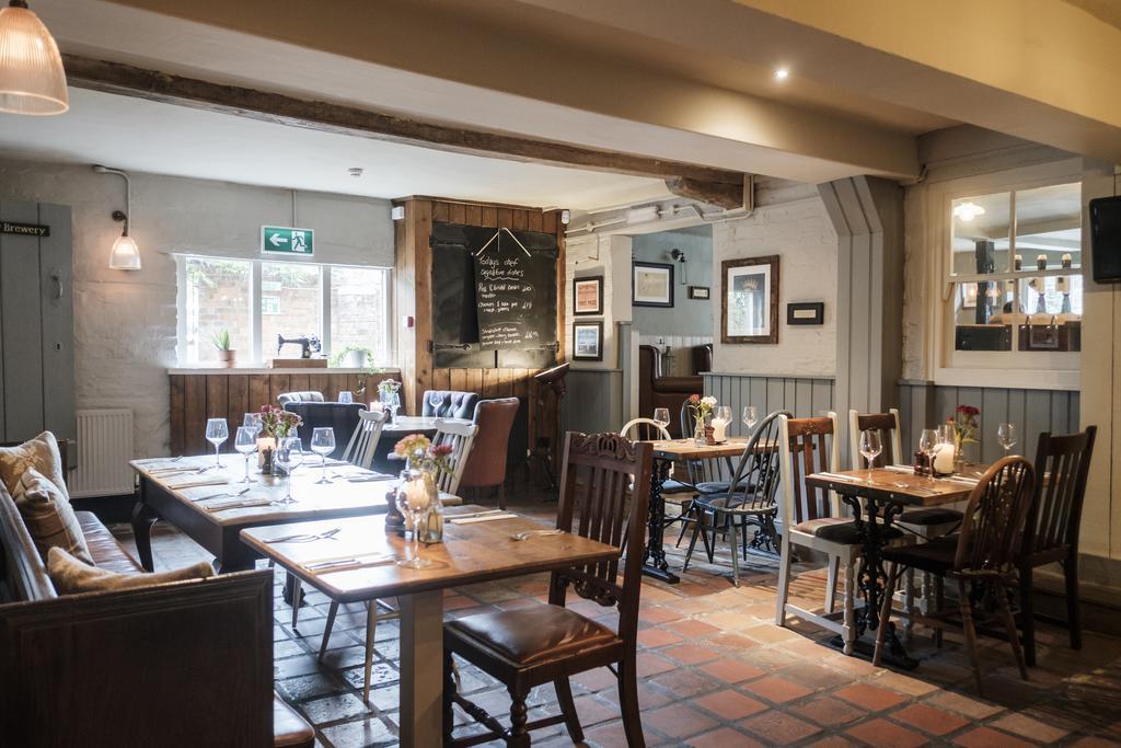 Hinds Head Hotel Aldermaston Eksteriør billede