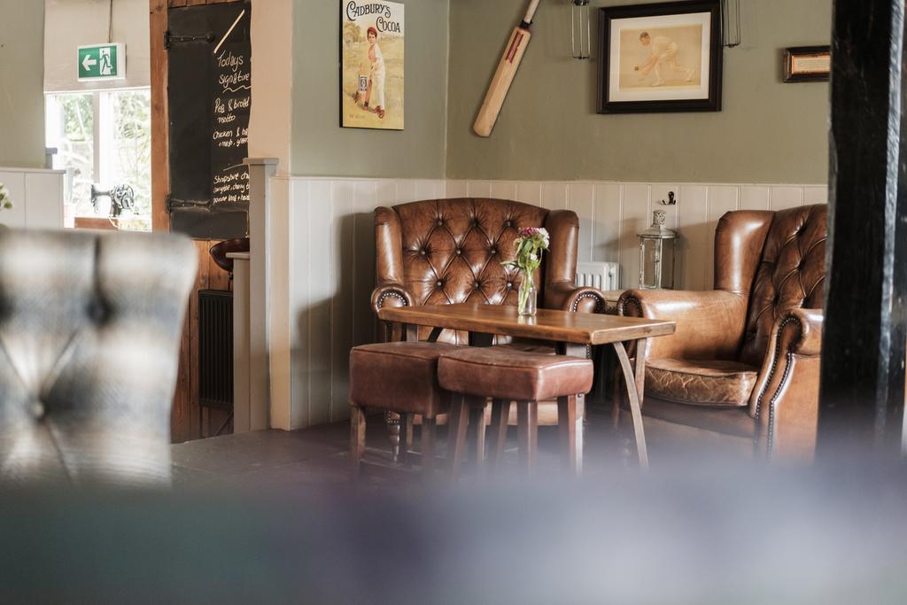 Hinds Head Hotel Aldermaston Eksteriør billede
