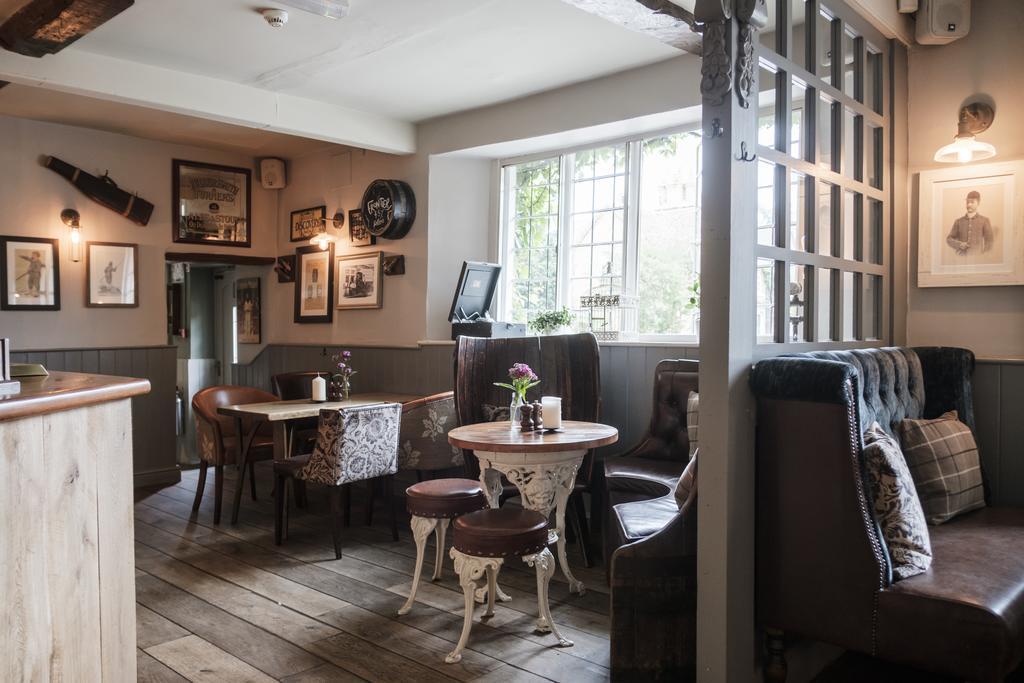 Hinds Head Hotel Aldermaston Eksteriør billede