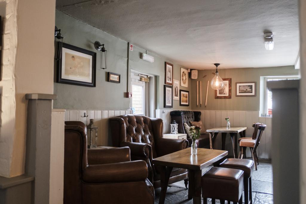 Hinds Head Hotel Aldermaston Eksteriør billede