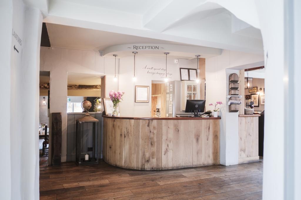 Hinds Head Hotel Aldermaston Eksteriør billede