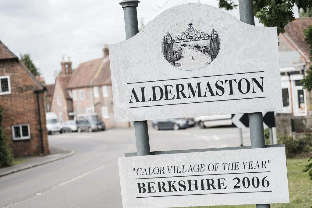 Hinds Head Hotel Aldermaston Eksteriør billede