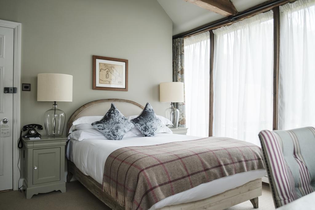 Hinds Head Hotel Aldermaston Eksteriør billede