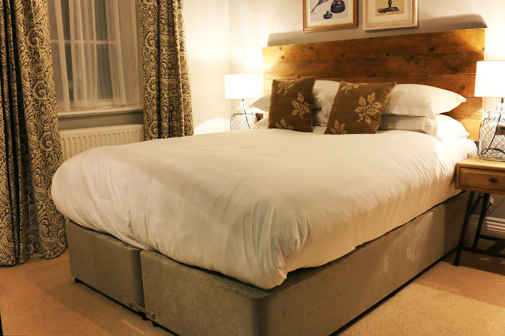 Hinds Head Hotel Aldermaston Eksteriør billede