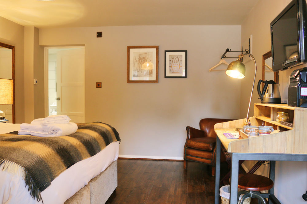 Hinds Head Hotel Aldermaston Eksteriør billede