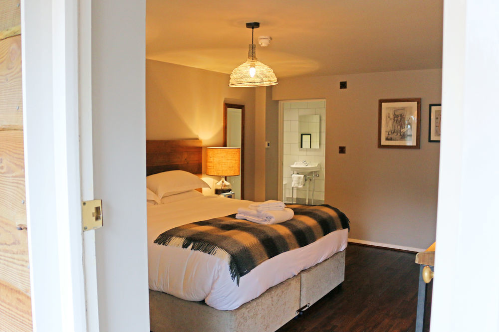 Hinds Head Hotel Aldermaston Eksteriør billede